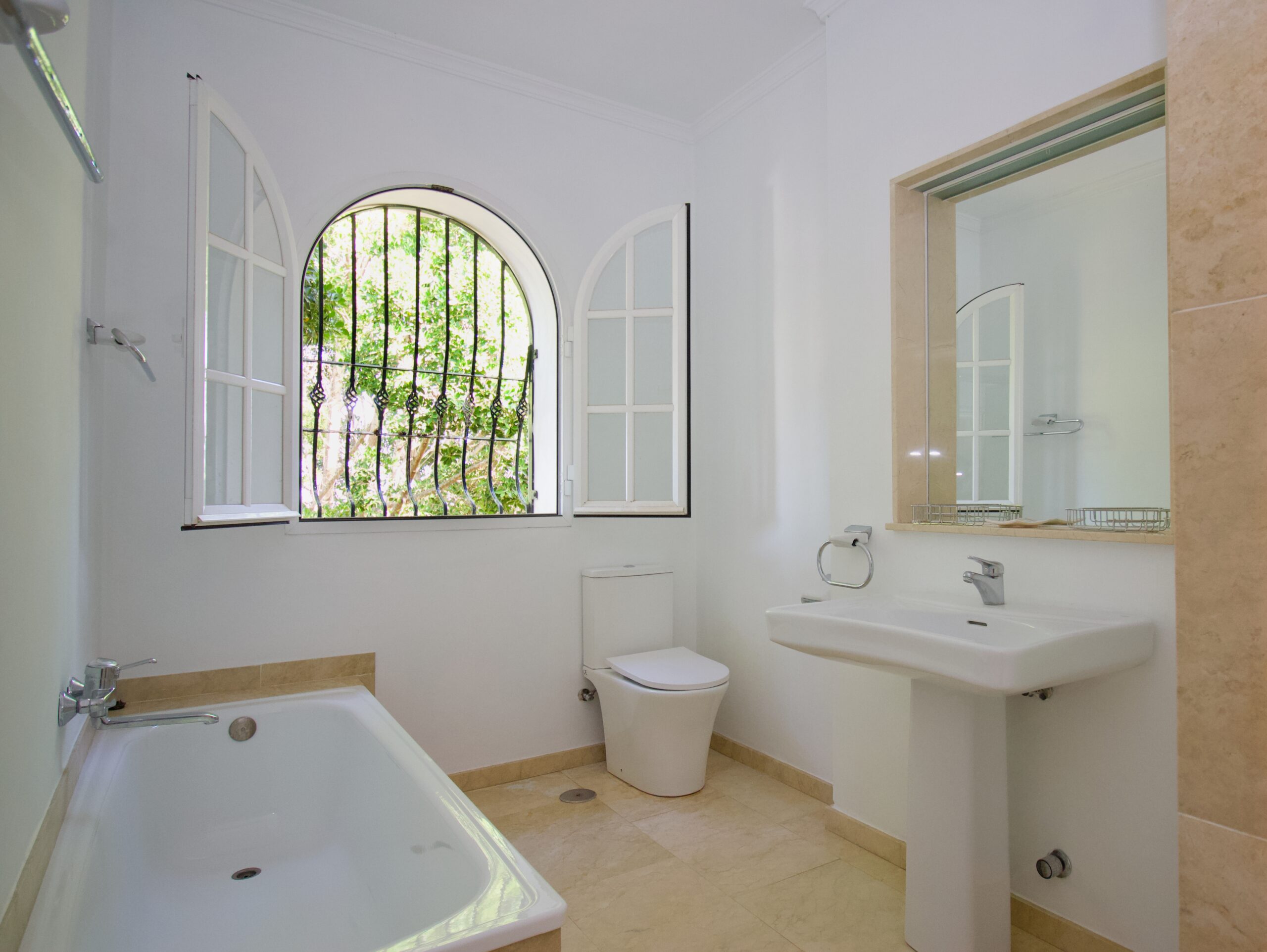 Villa for sale in Alhaurin-El-Grande, Malaga