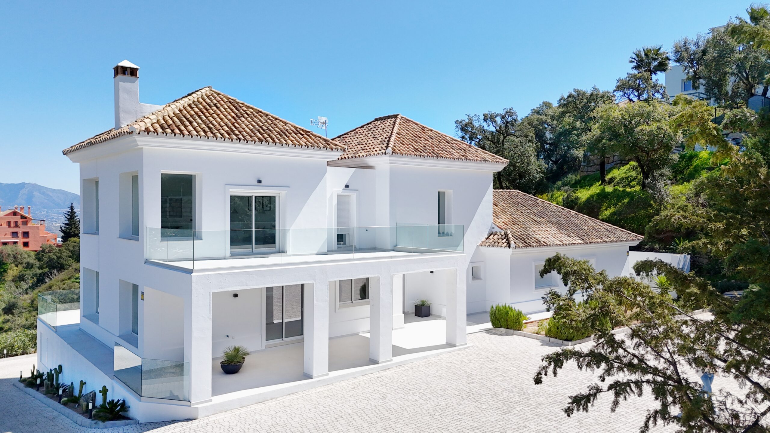 Villa for sale in La-Mairena, Malaga