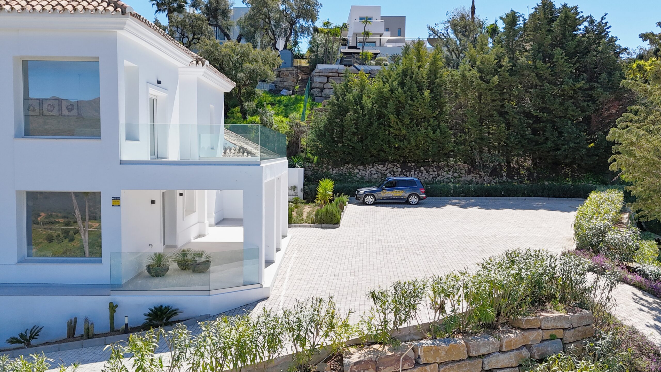 Villa for sale in La-Mairena, Malaga