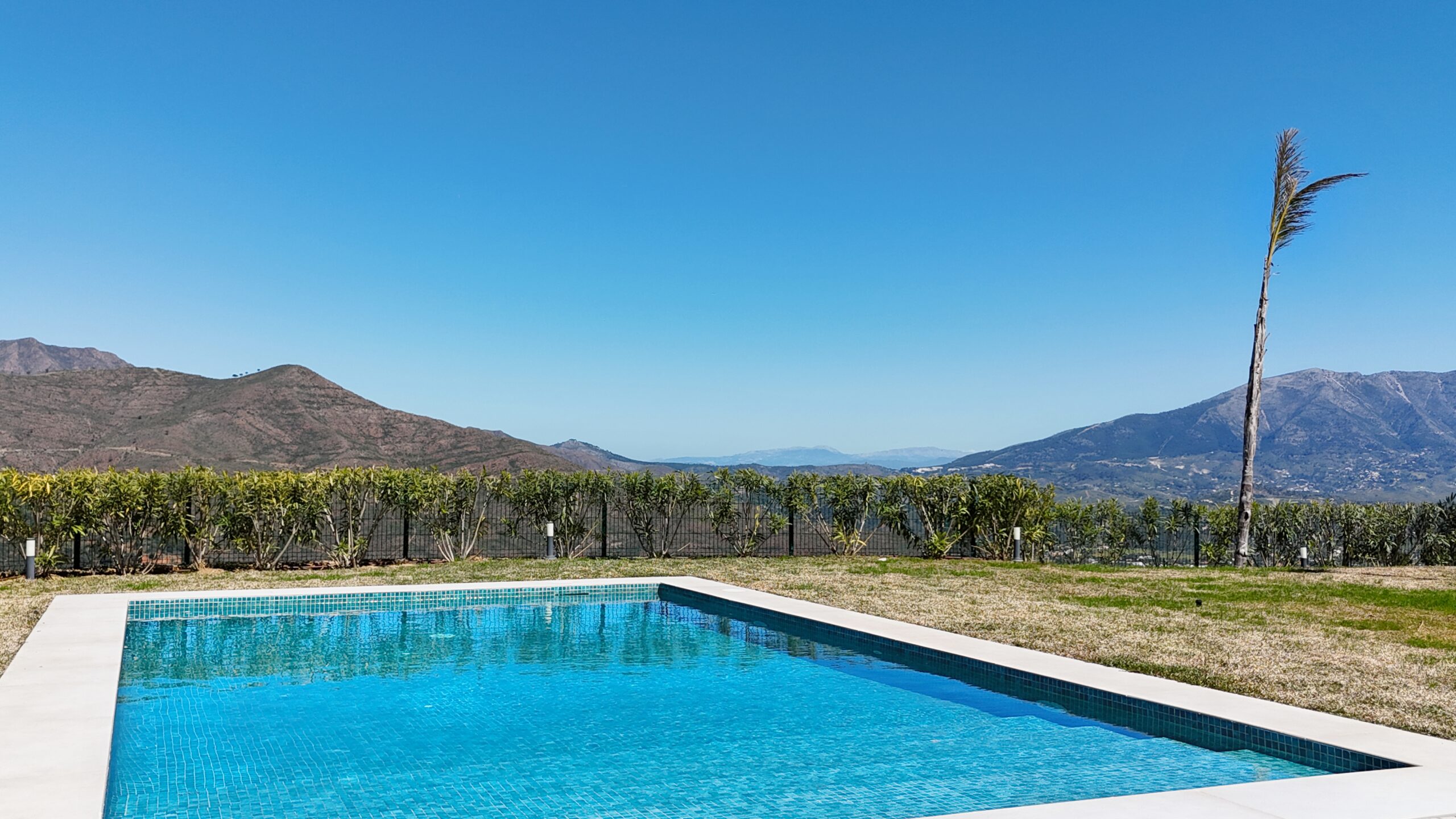 Villa for sale in La-Mairena, Malaga