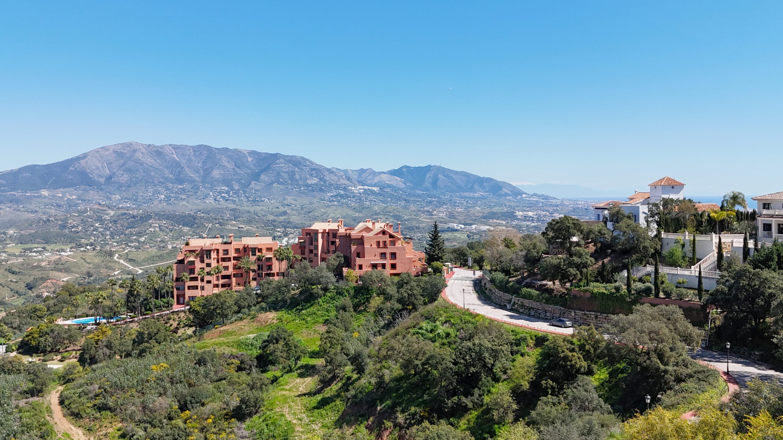 Villa for sale in La-Mairena, Malaga