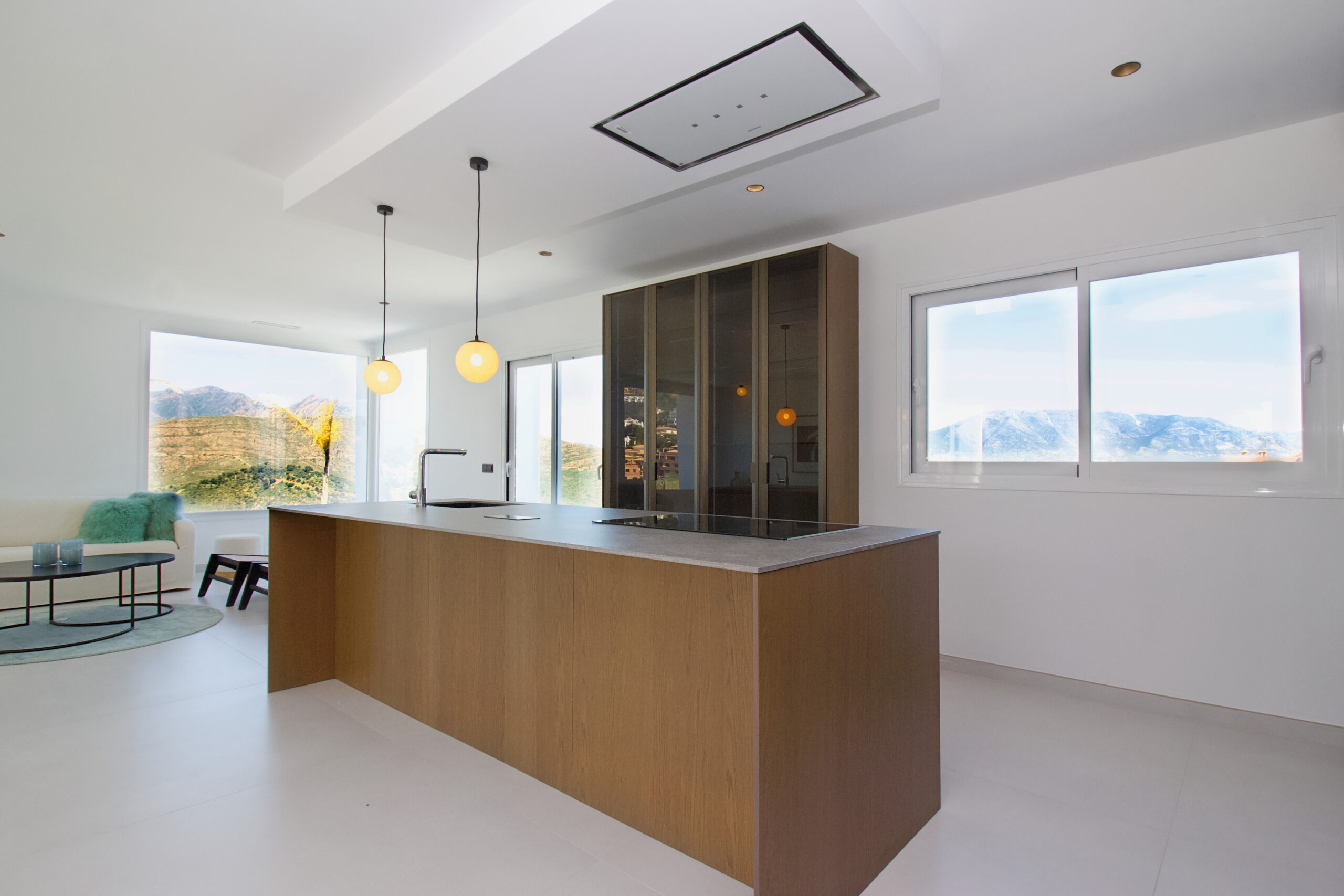 Villa for sale in La-Mairena, Malaga