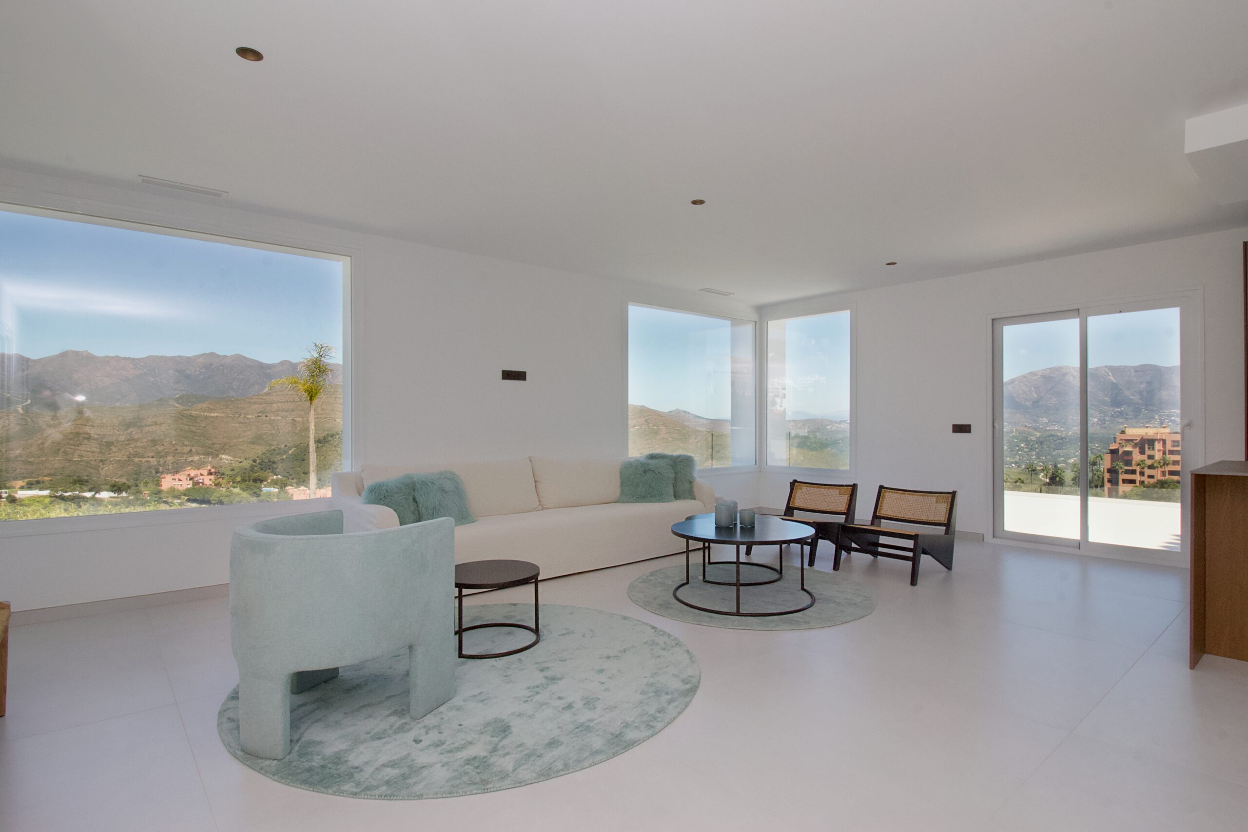 Villa for sale in La-Mairena, Malaga
