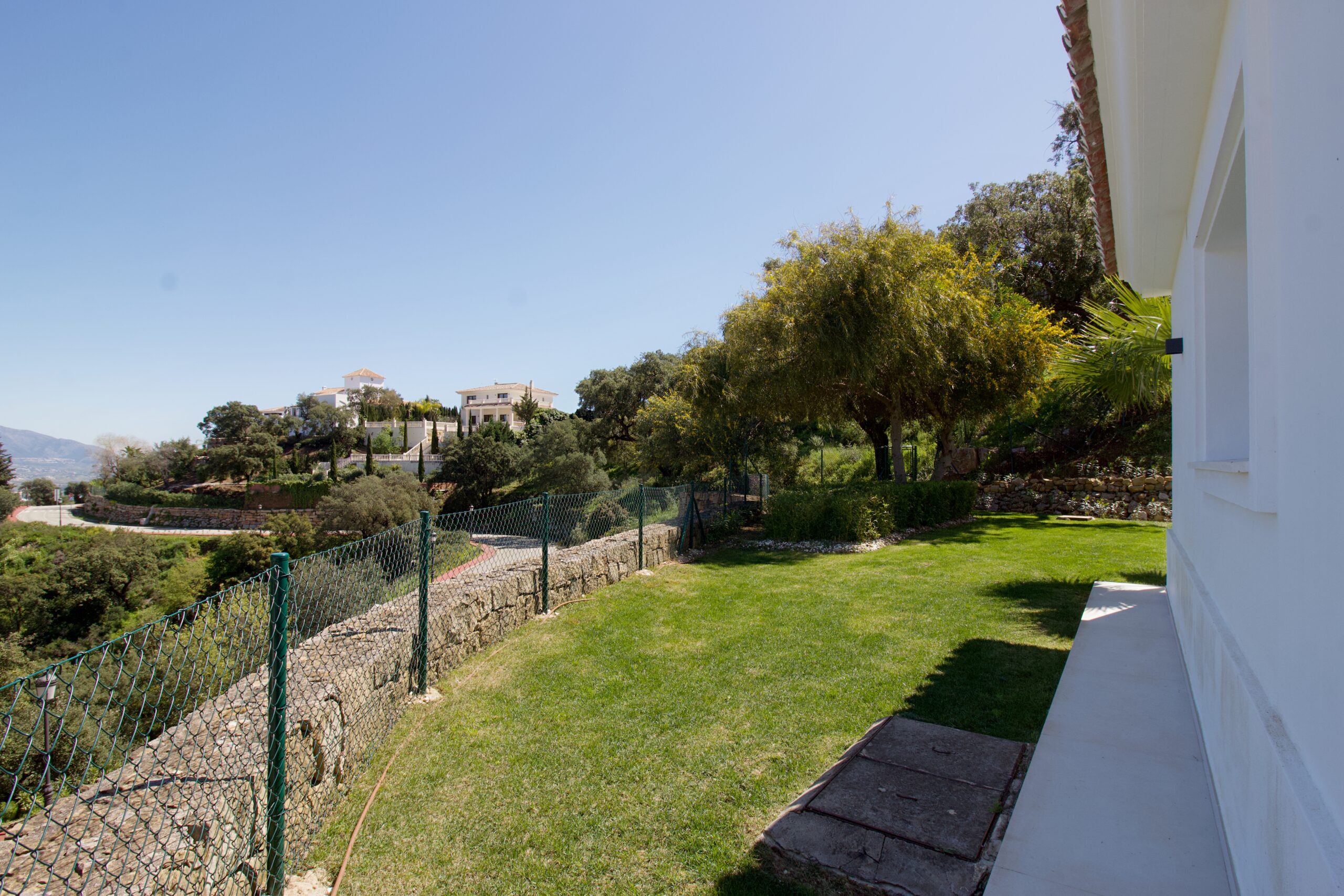 Villa for sale in La-Mairena, Malaga