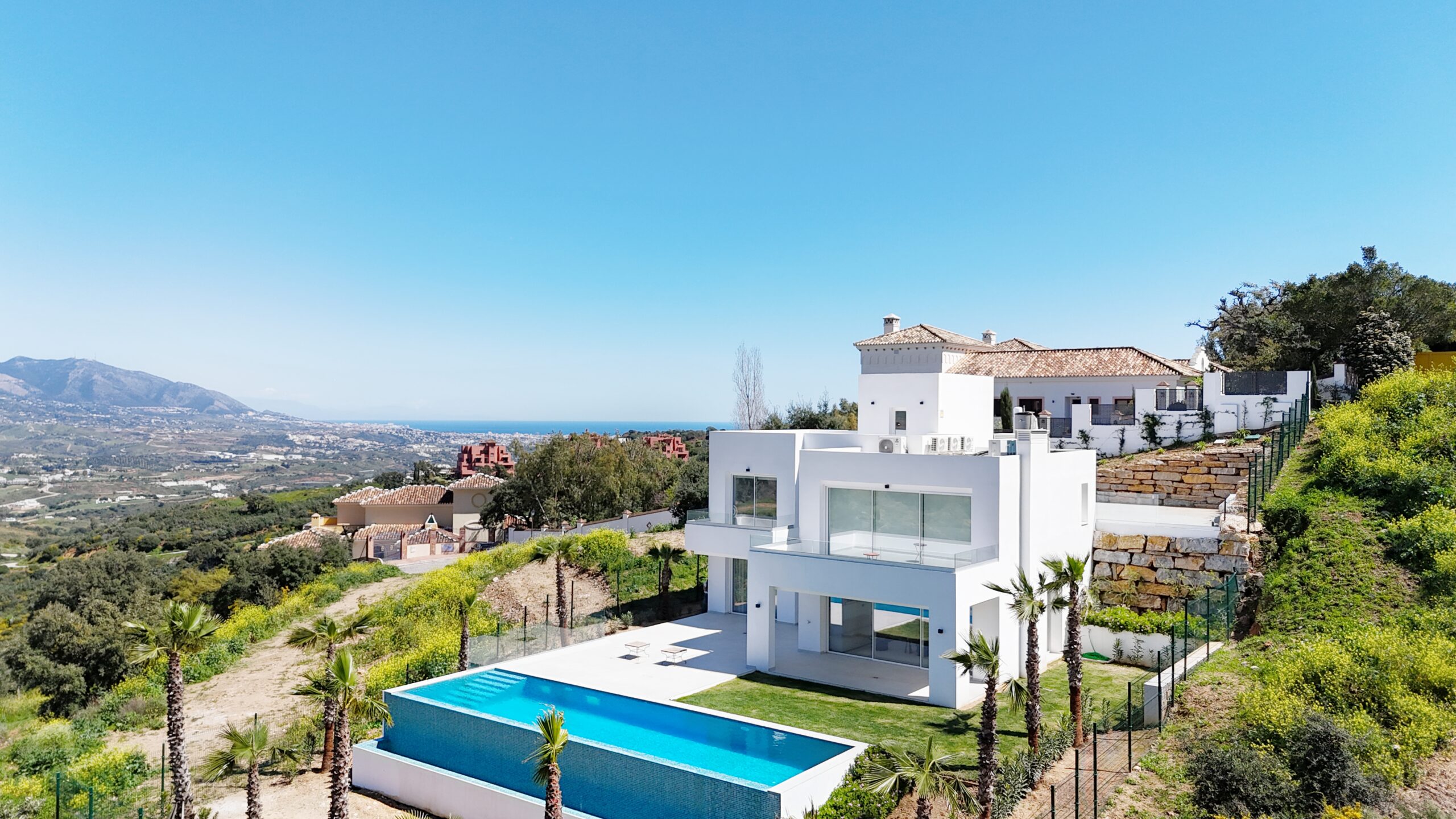Villa for sale in La-Mairena, Malaga