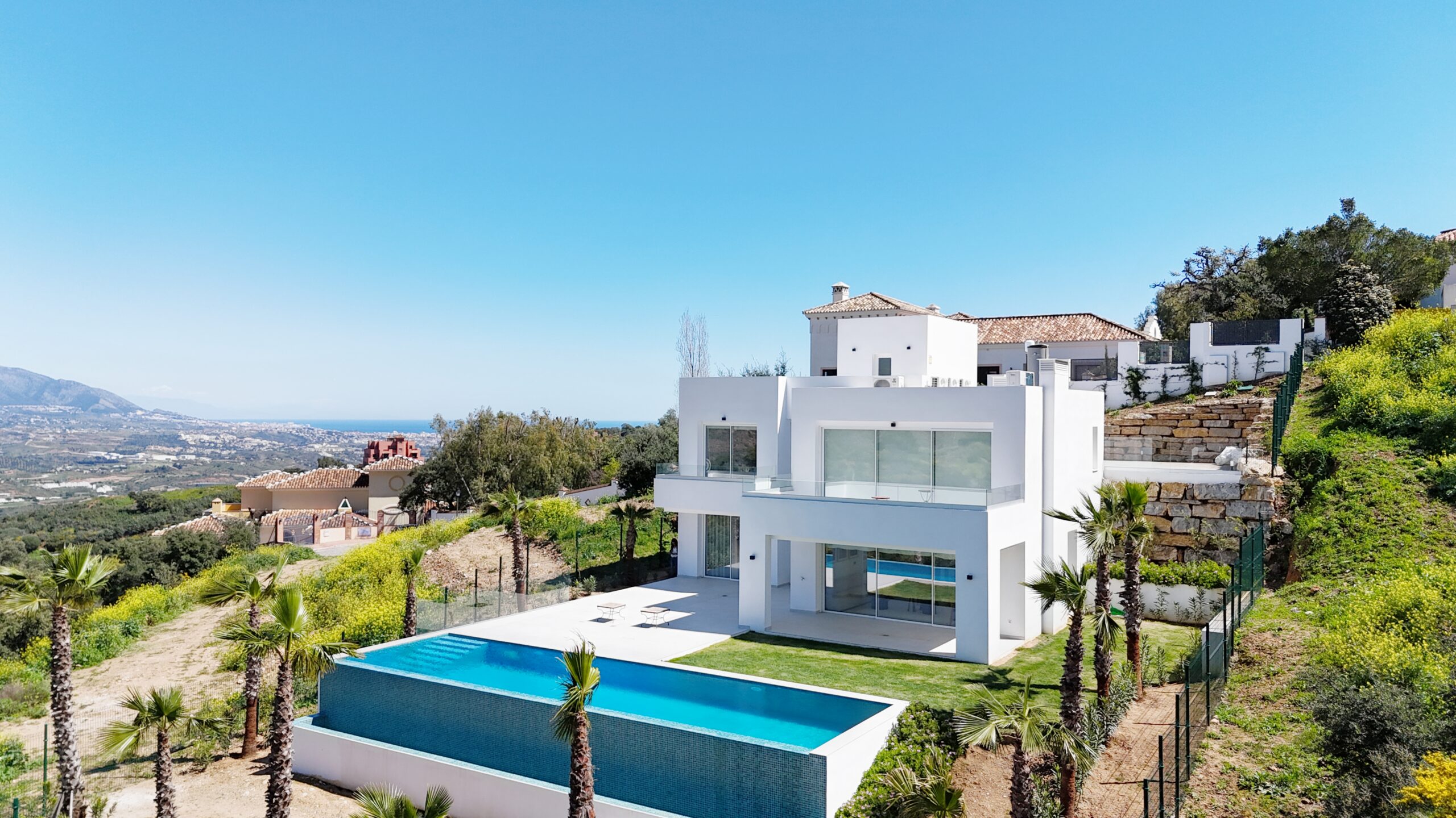 Villa for sale in La-Mairena, Malaga