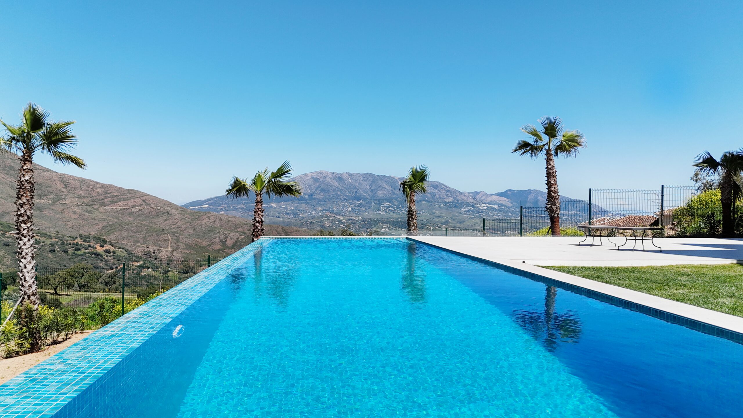 Villa for sale in La-Mairena, Malaga