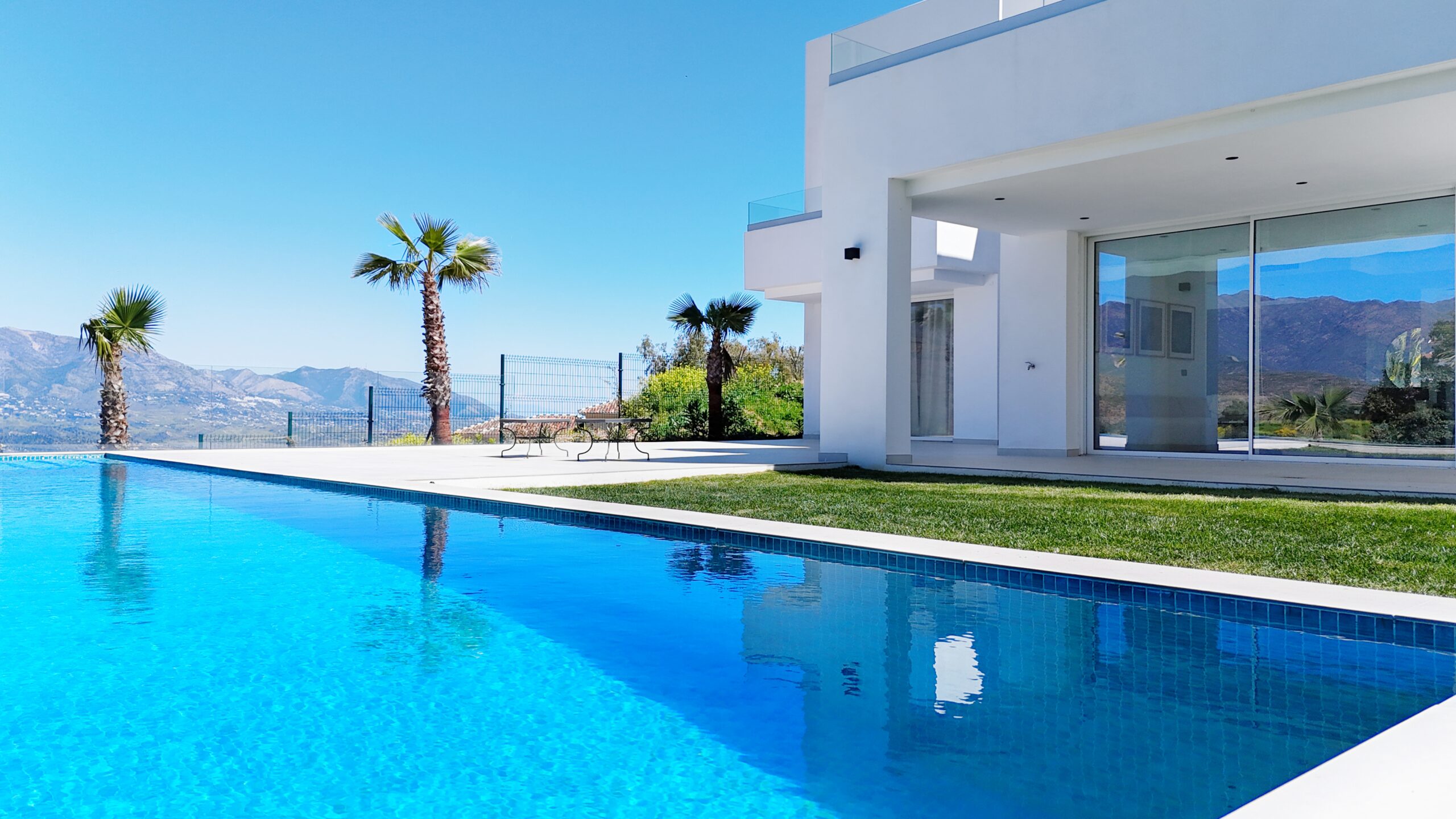 Villa for sale in La-Mairena, Malaga