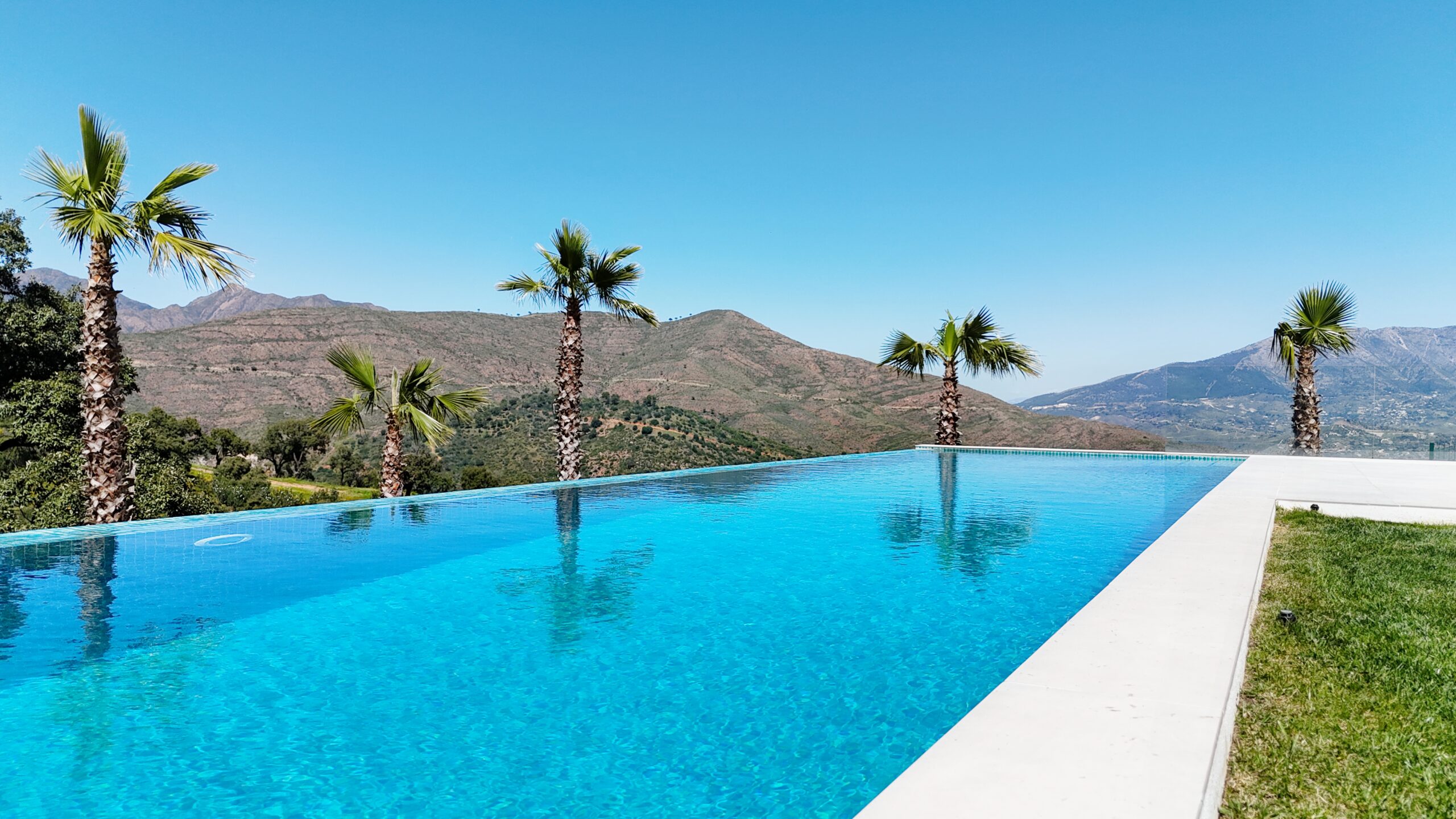 Villa for sale in La-Mairena, Malaga
