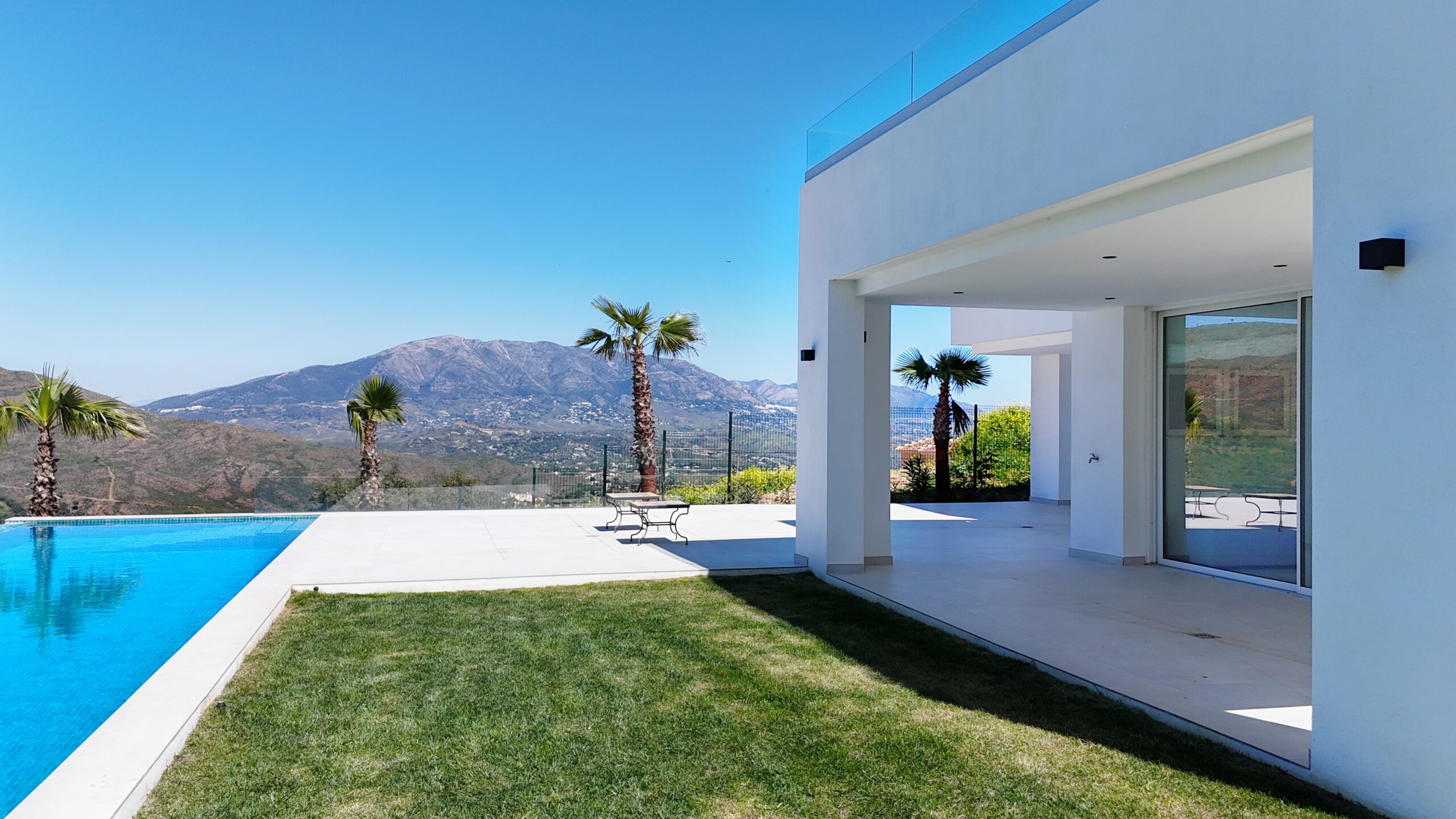 Villa for sale in La-Mairena, Malaga