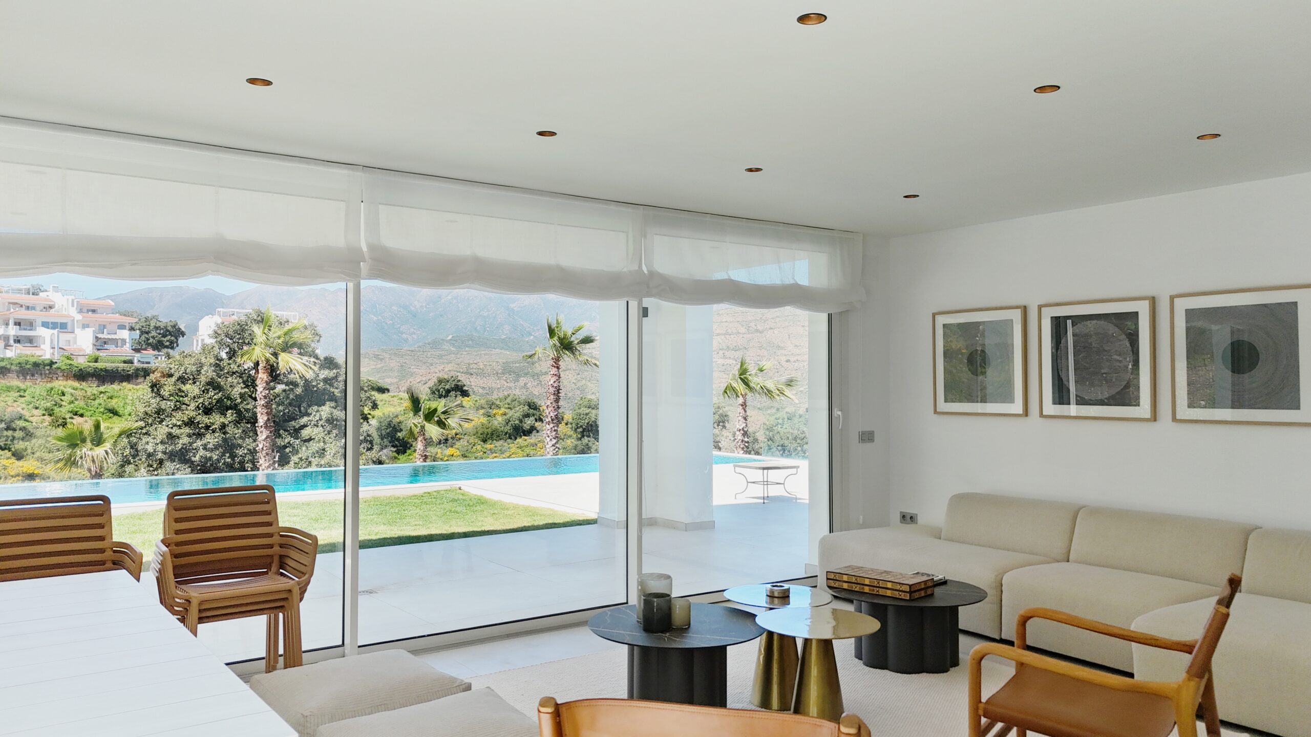 Villa for sale in La-Mairena, Malaga