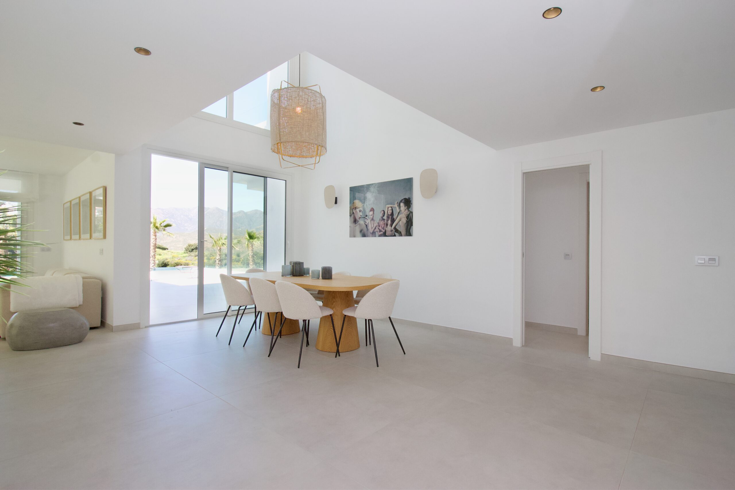 Villa for sale in La-Mairena, Malaga